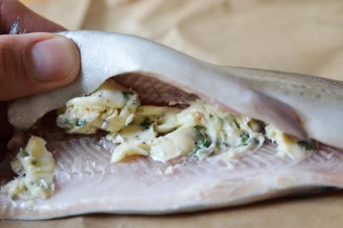 Cómo cocinar un salmón entero en el horno