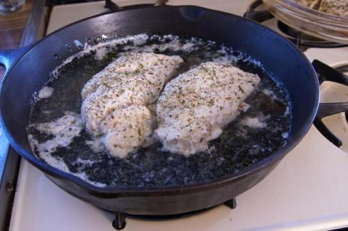 Cómo cocinar sin hueso, sin piel de pollo sin mantequilla o aceite