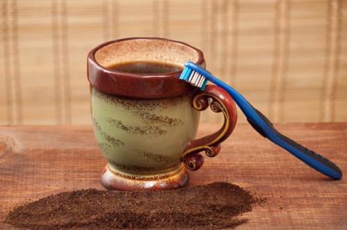 Cómo obtener manchas de café fuera de los Dientes