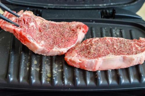 Cómo cocinar Nueva York Strip Filetes en una parrilla de George Foreman