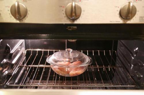 ¿Cómo puedo cocinar pechos sin hueso de pollo sin piel para guisos?