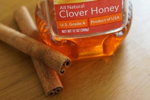 Cómo utilizar Honey & La canela para tratar la irritación de la piel