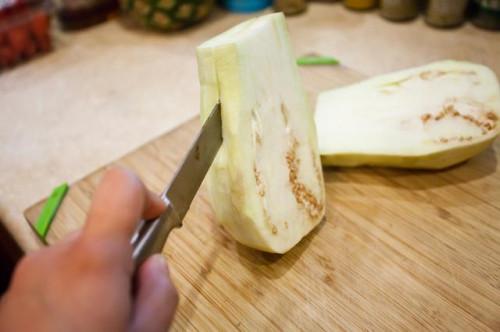 Cómo cocinar una berenjena blanca pequeña