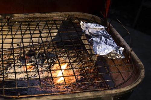 Cómo cocinar el salmón a la parrilla en una lámina