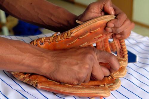 Cómo ajustar los cordones en un guante de béisbol