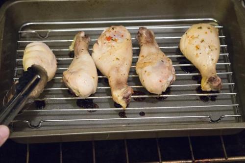 Cómo cocinar las piernas de pollo con aderezo italiano en el Horno